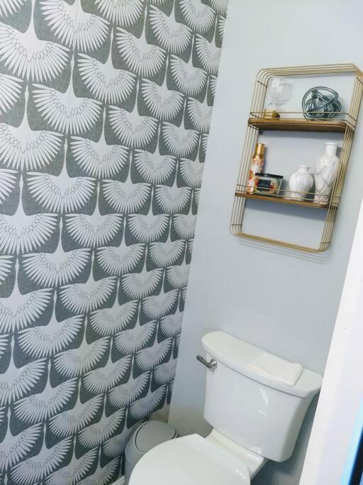 The Geode: Sparkling 3BR near City Center Sleeps 8 - Housity