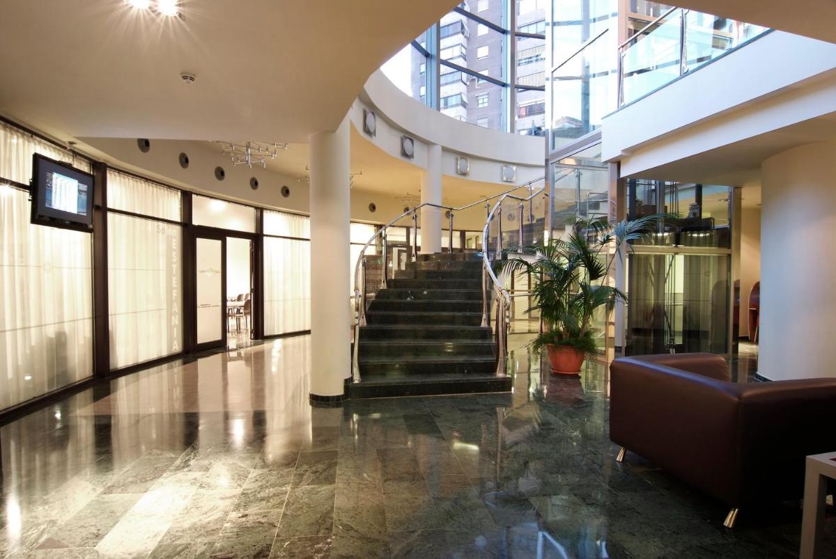 Un vestíbulo con escalera en un edificio. en Sandos Monaco - Adults Only, en Benidorm 34 fotos más