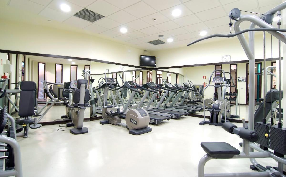 un gimnasio con filas de cintas de correr y máquinas en Sandos Monaco - Adults Only, en Benidorm