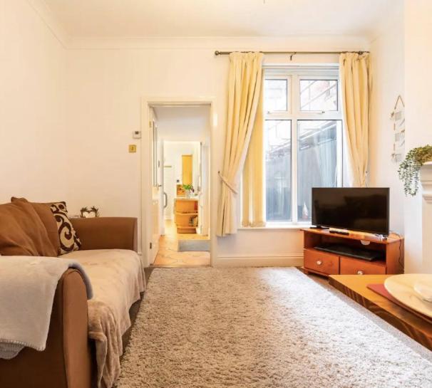 Shelley’s Seaside Stay (Garden/ Double Drive) - Housity