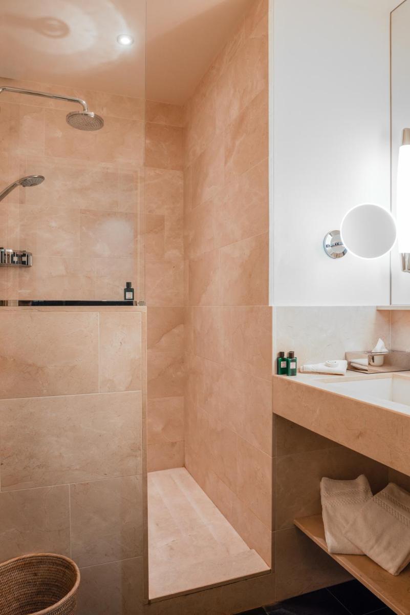 Salle de bains dans l'établissement L'Hôtel