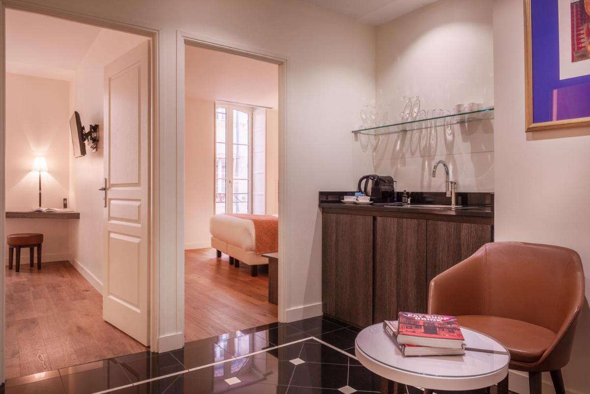 Cuisine ou kitchenette dans l'établissement L'Hôtel