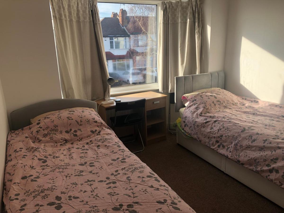 well located, Nice three double bedroom house in West London - Housity