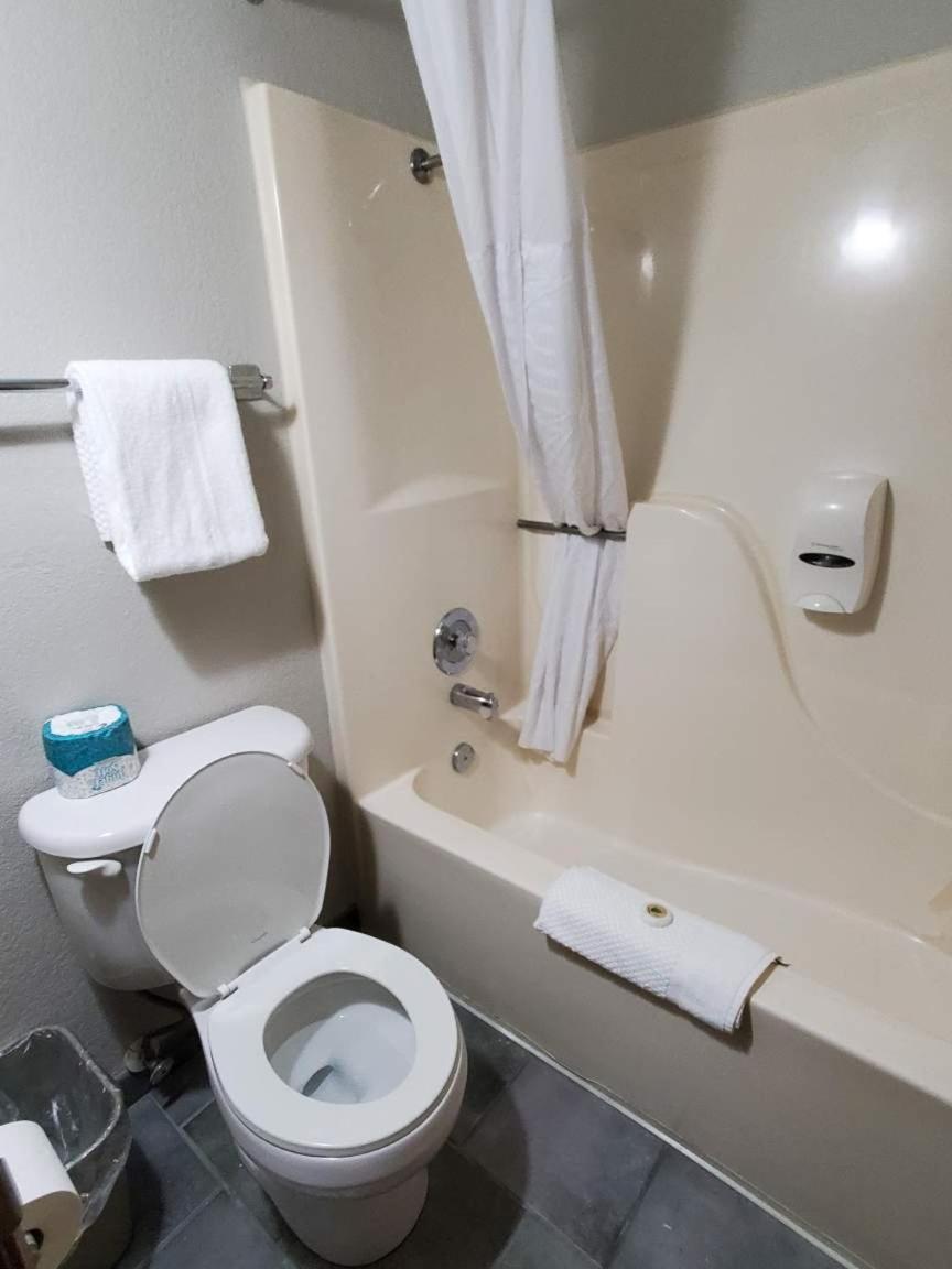 Spinning Wheel Inn - Housity