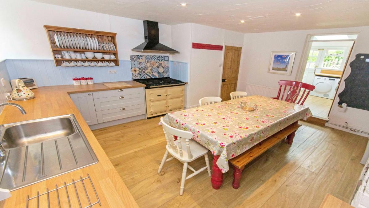 Bridge Cottage Croyde - Modern design twist with heritage character & Hot Tub Option - Sleeps 8 - Housity