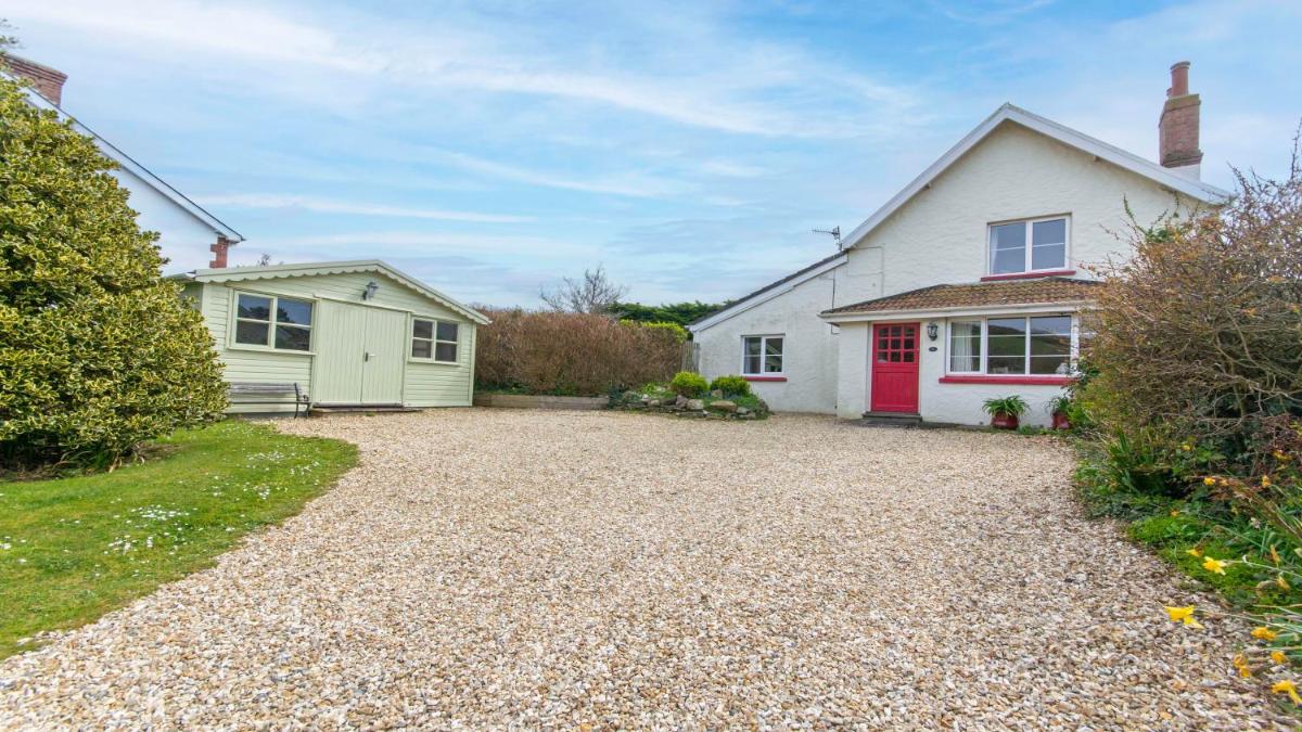 Bridge Cottage Croyde - Modern design twist with heritage character & Hot Tub Option - Sleeps 8 - Housity