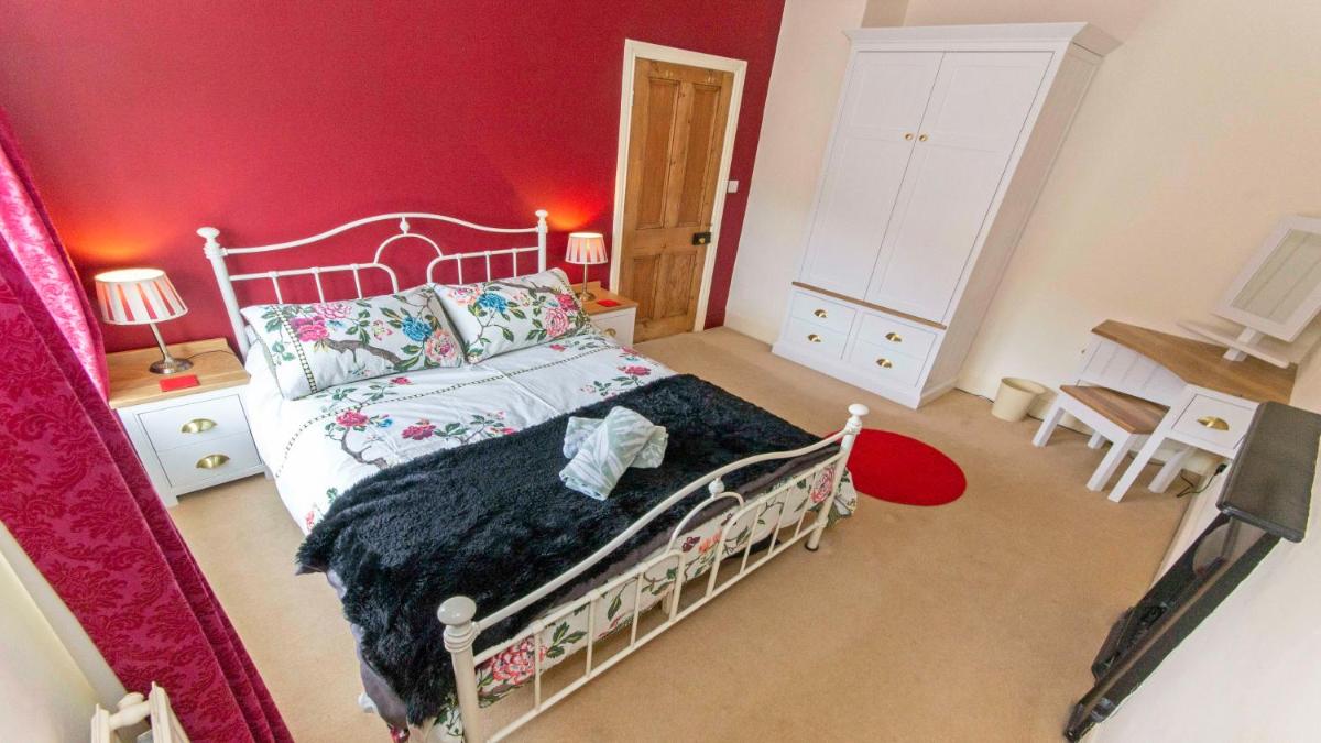 Bridge Cottage Croyde - Modern design twist with heritage character & Hot Tub Option - Sleeps 8 - Housity