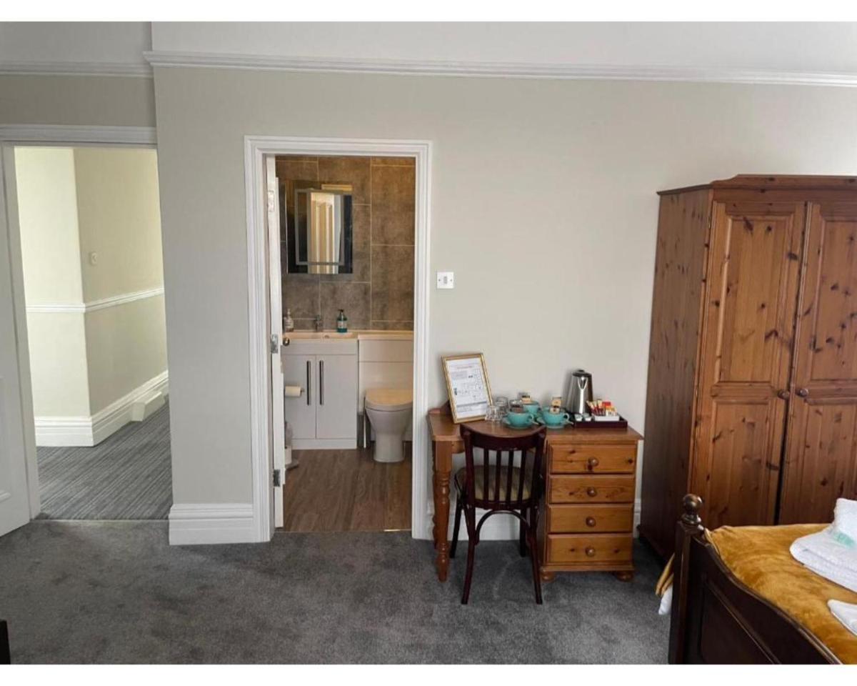 The Red Lion Hotel - Housity