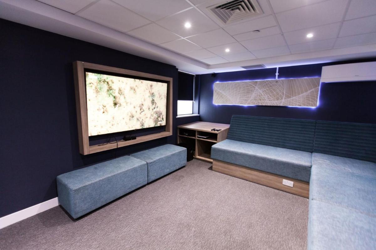 For Students Only Stylish Studio Apartments at Crown Place in Portsmouth - Housity