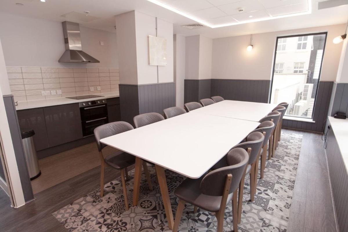 For Students Only Stylish Studio Apartments at Crown Place in Portsmouth - Housity