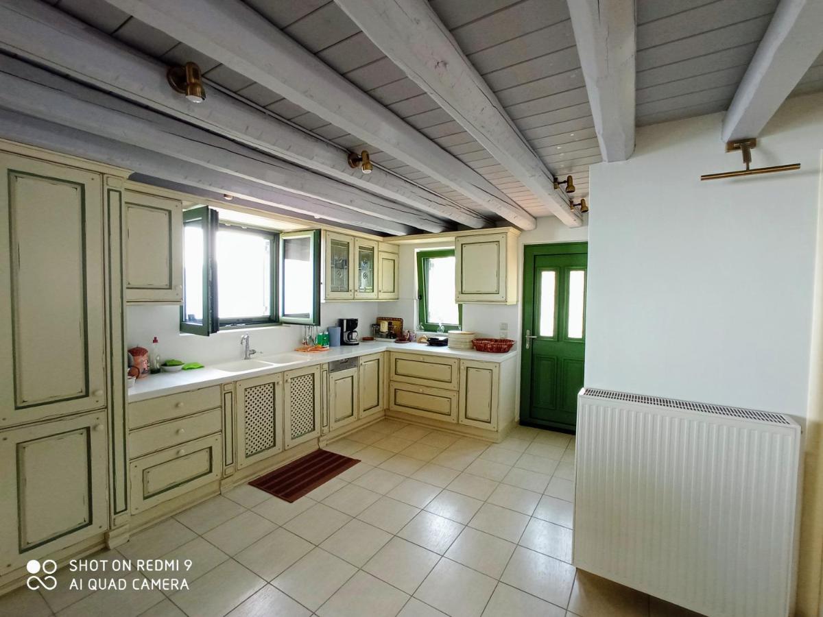 Villa Sklithro in the heart of the forest with magnificent view of the sea just 10 minutes from it - Housity