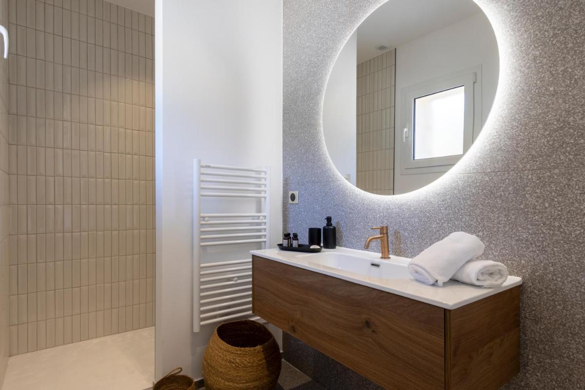 une salle de bain avec un lavabo et un miroir dans l'établissement Résidence Omigna, à Cargèse