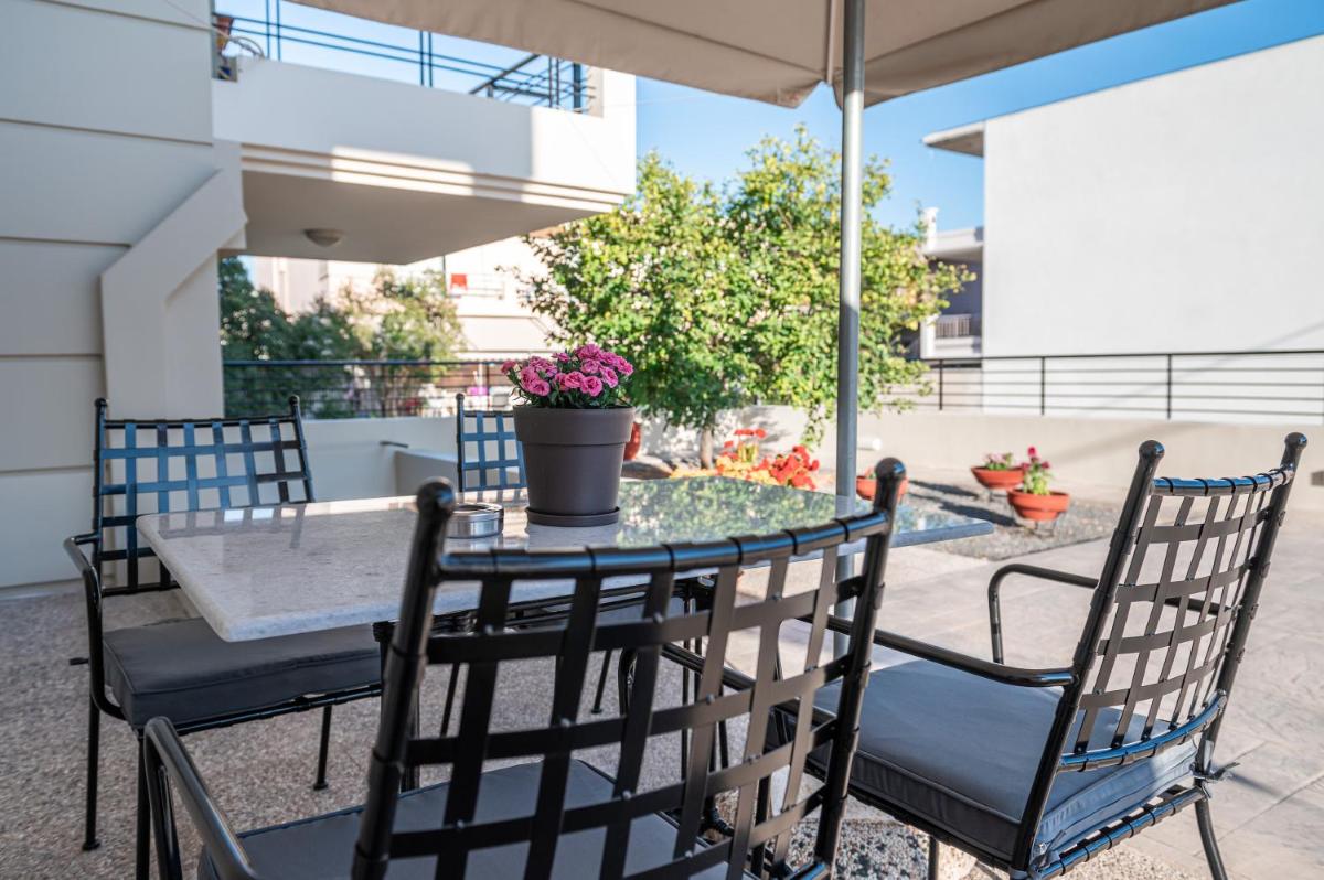 Effie's Two Bedroom Apartment - Housity
