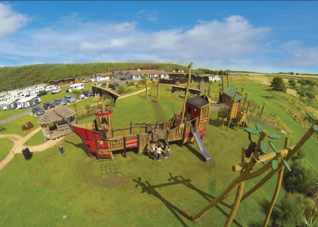 COASTAL CARAVAN ELIE sleeps 6 - Housity