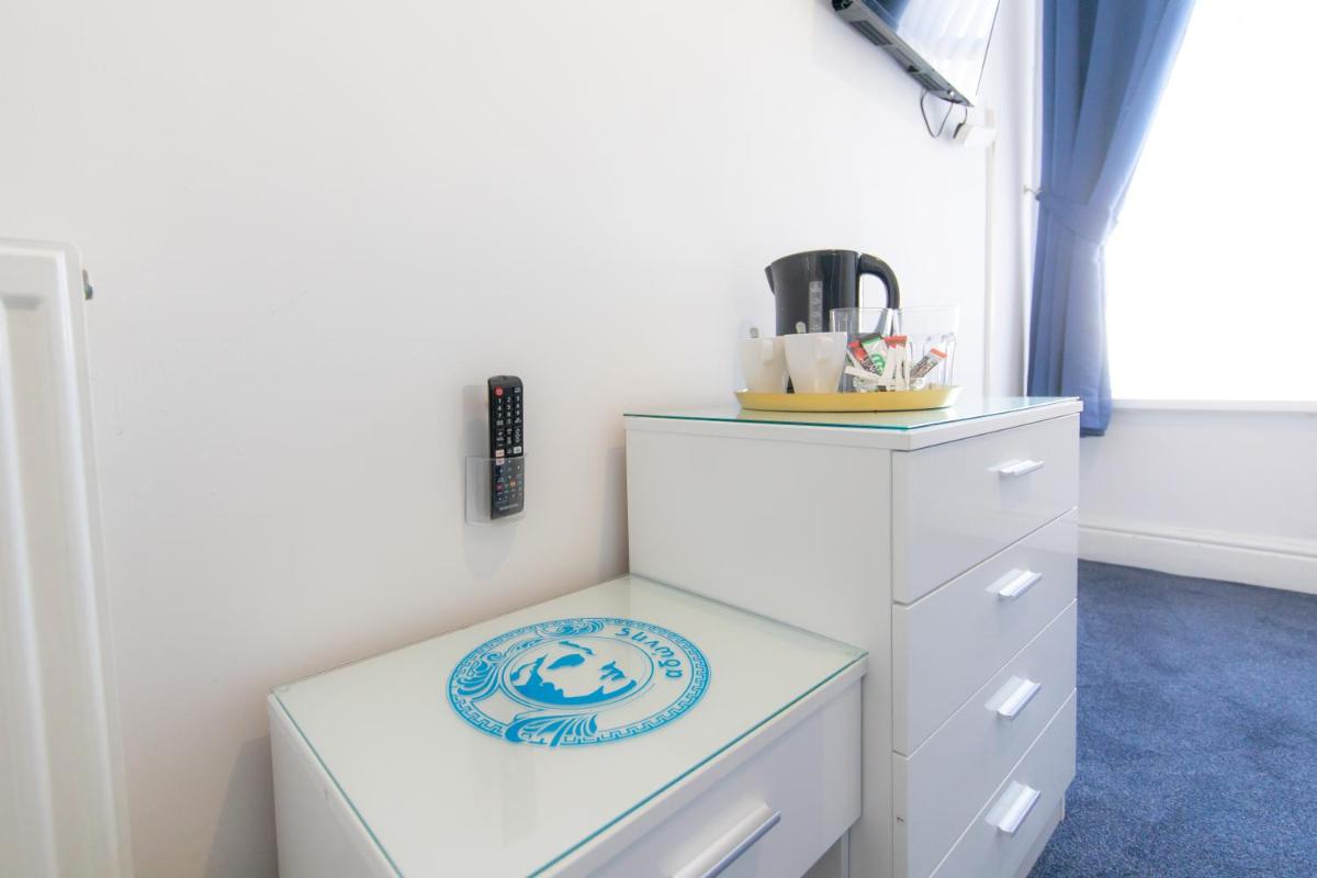The Adonis Hotel - Housity
