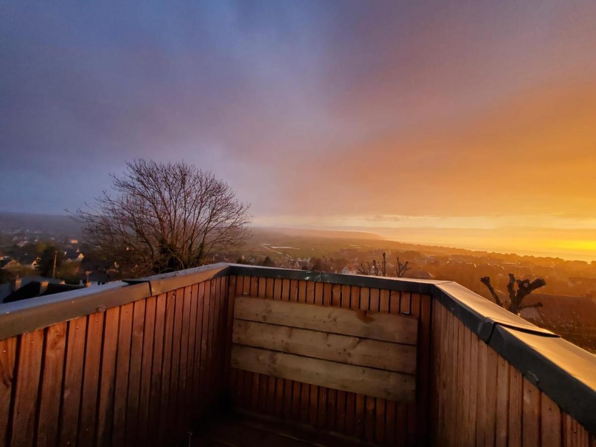 Joli studio neuf vue mer proche Deauville - Housity