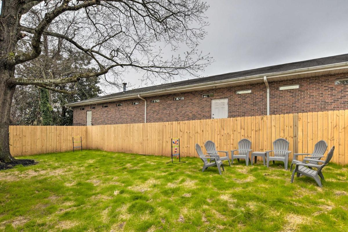 Cozy House with Private Yard, Close to Downtown - Housity