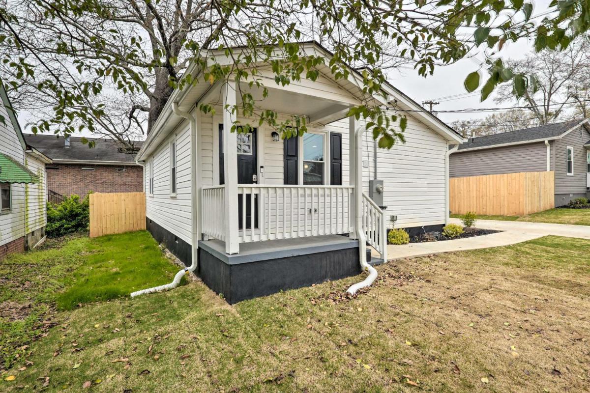 Cozy House with Private Yard, Close to Downtown - Housity