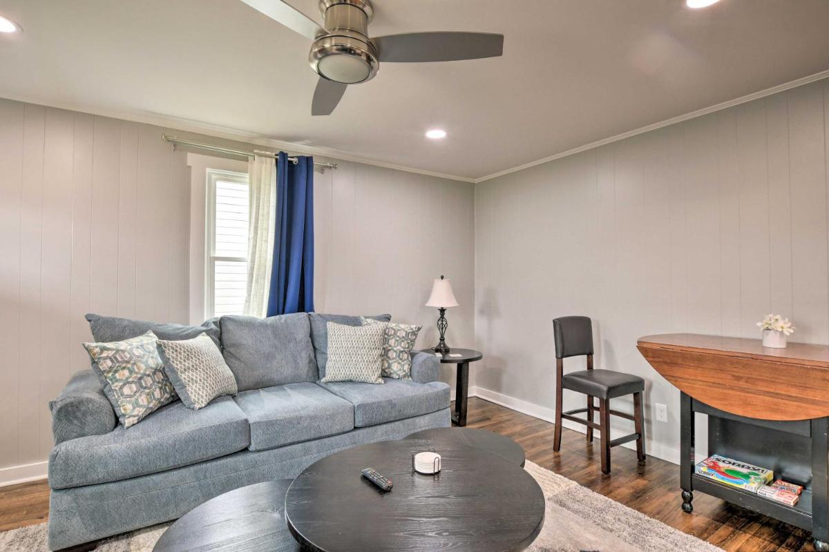Cozy House with Private Yard, Close to Downtown - Housity