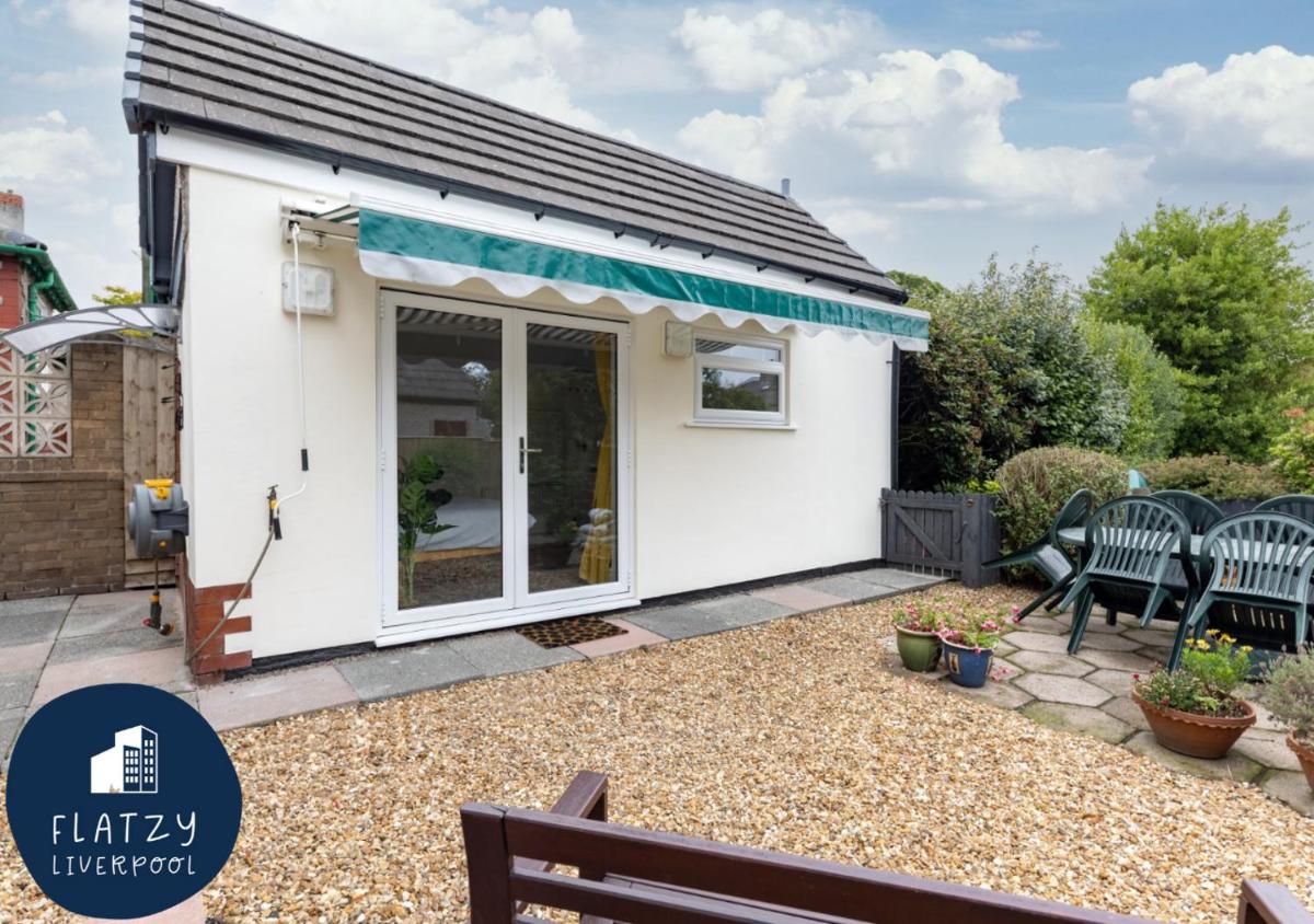 Flatzy - Charming Garden Annexe in Aigburth with Kitchenette - Housity