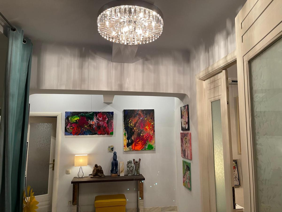 Apartament Happiness by Nicole Jutka visual artist Bucharest - Housity