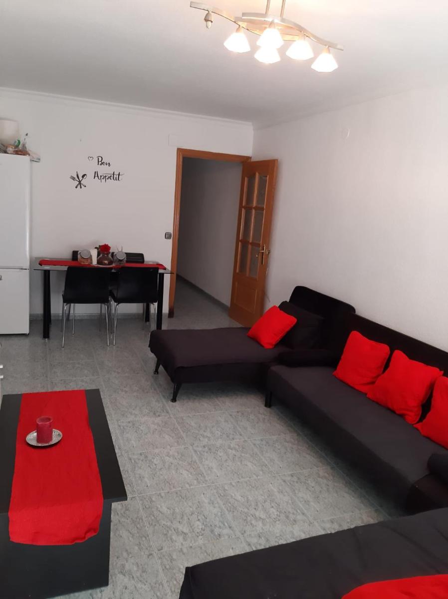 habitación pequeña en piso compartido con 2 adultos y 1 perrito - Housity