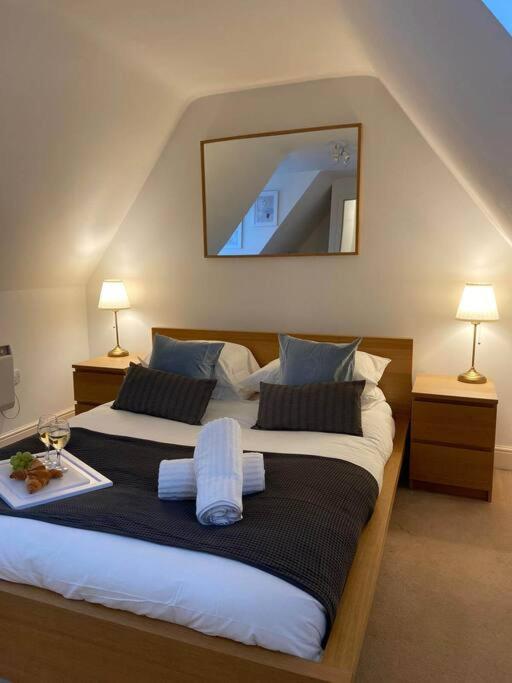 Sapphire - 3 Bedroom House Sleeps 7 with Parking. - Housity