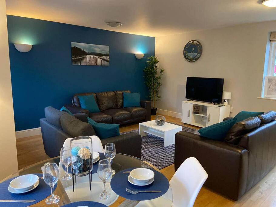 Sapphire - 3 Bedroom House Sleeps 7 with Parking. - Housity