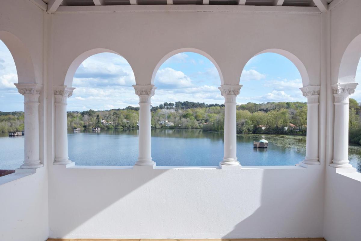 Vue sur la rivière ou le fleuve situé(e) à proximité de l'hôtel
