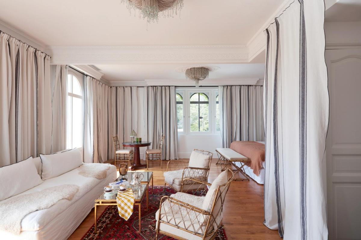 Coin salon dans l'établissement Brindos, Lac & Château - Relais & Châteaux - Anglet Biarritz
