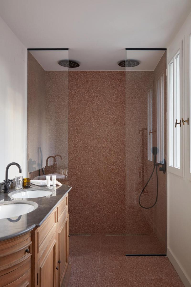 une salle de bain avec douche et lavabo dans l'établissement Brindos, Lac & Château - Relais & Châteaux - Anglet Biarritz, à Anglet 52 autres photos