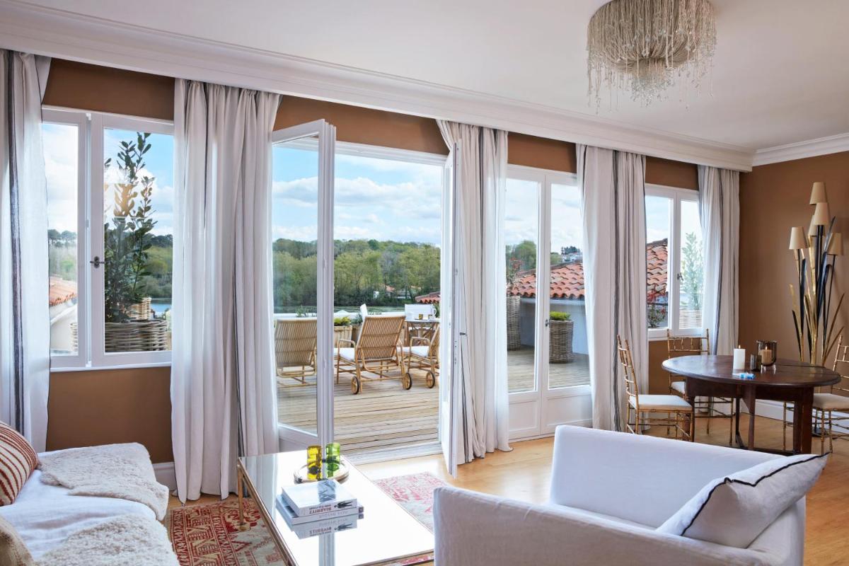 Coin salon dans l'établissement Brindos, Lac & Château - Relais & Châteaux - Anglet Biarritz