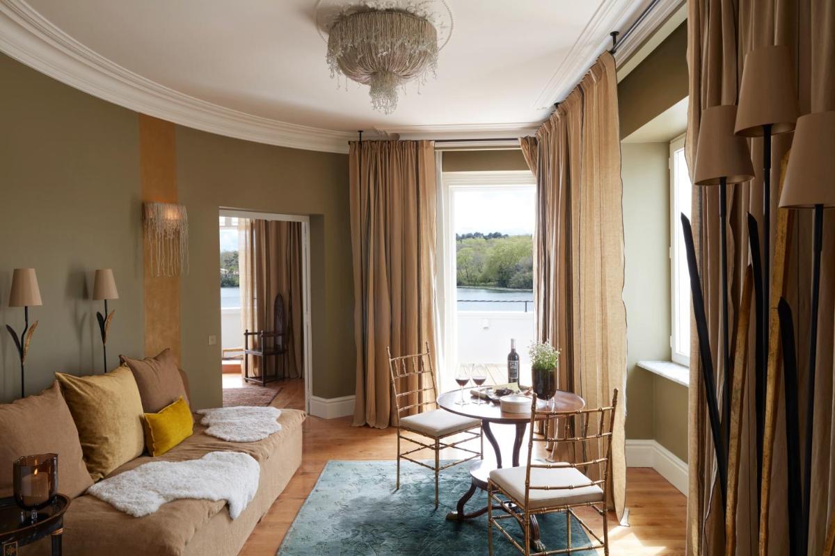 Coin salon dans l'établissement Brindos, Lac & Château - Relais & Châteaux - Anglet Biarritz