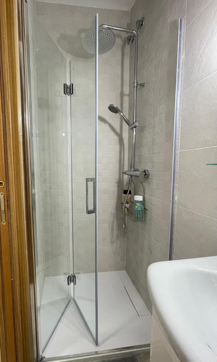 Next to airport!Queen double bed + Private bathroom - Housity