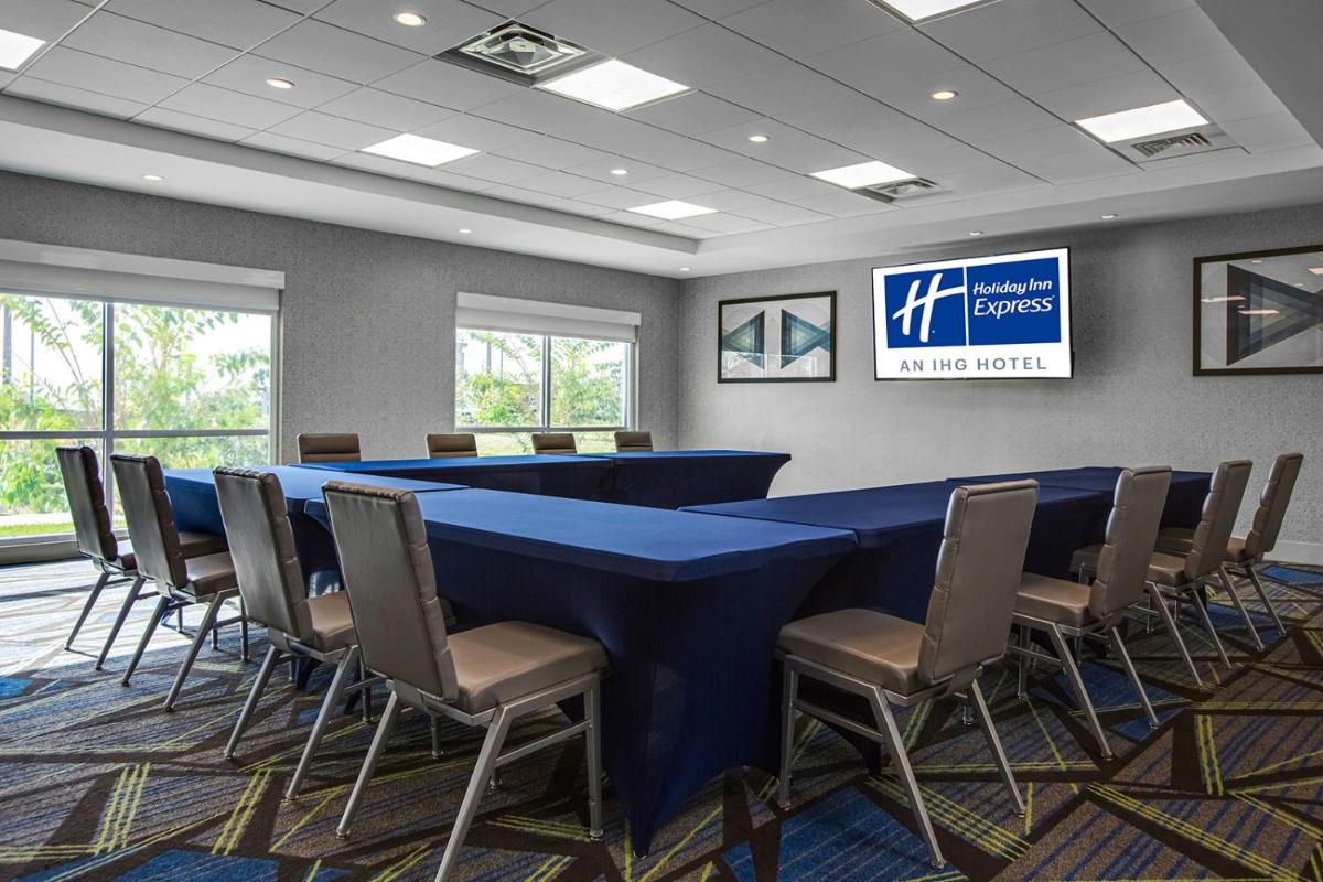 Holiday Inn Express & Suites Sanford - Lake Mary by IHG - Housity