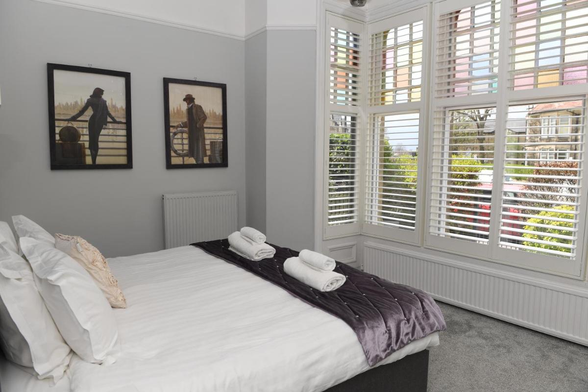 Harrogate Holiday Apartments - Courtyard Mews - Garden - Housity