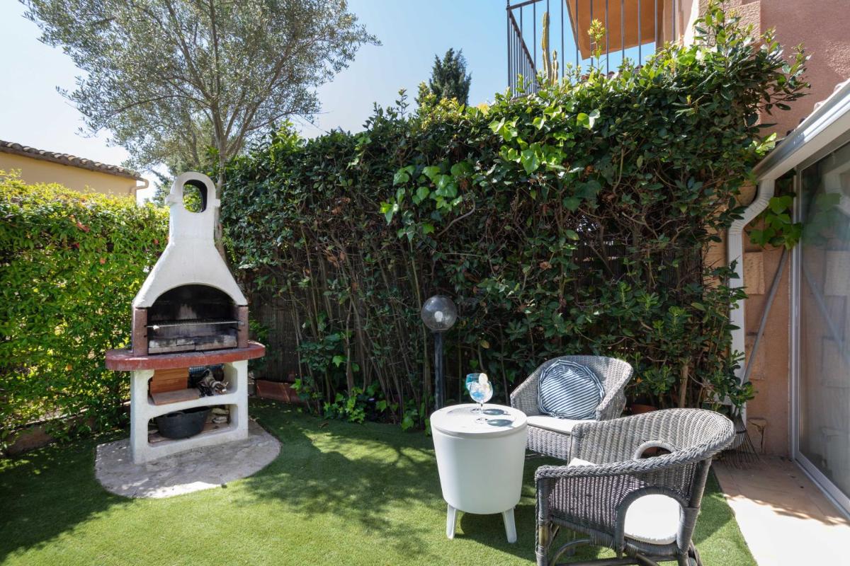 Bonita casa adosada con jardín privado y piscina comunitaria - Housity