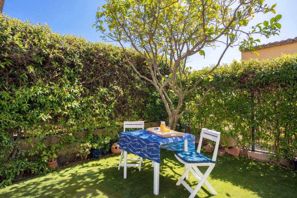 Bonita casa adosada con jardín privado y piscina comunitaria - Housity