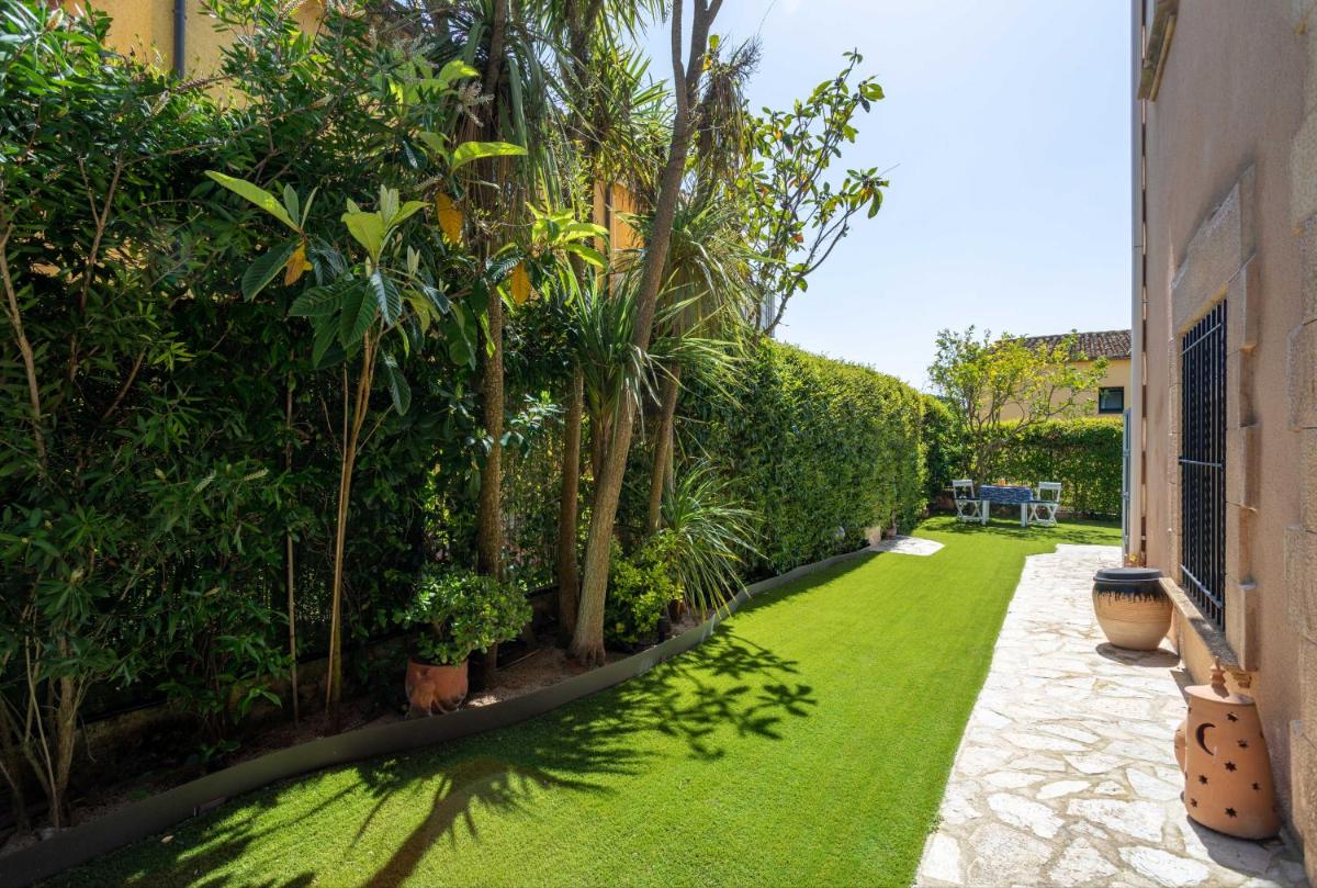 Bonita casa adosada con jardín privado y piscina comunitaria - Housity