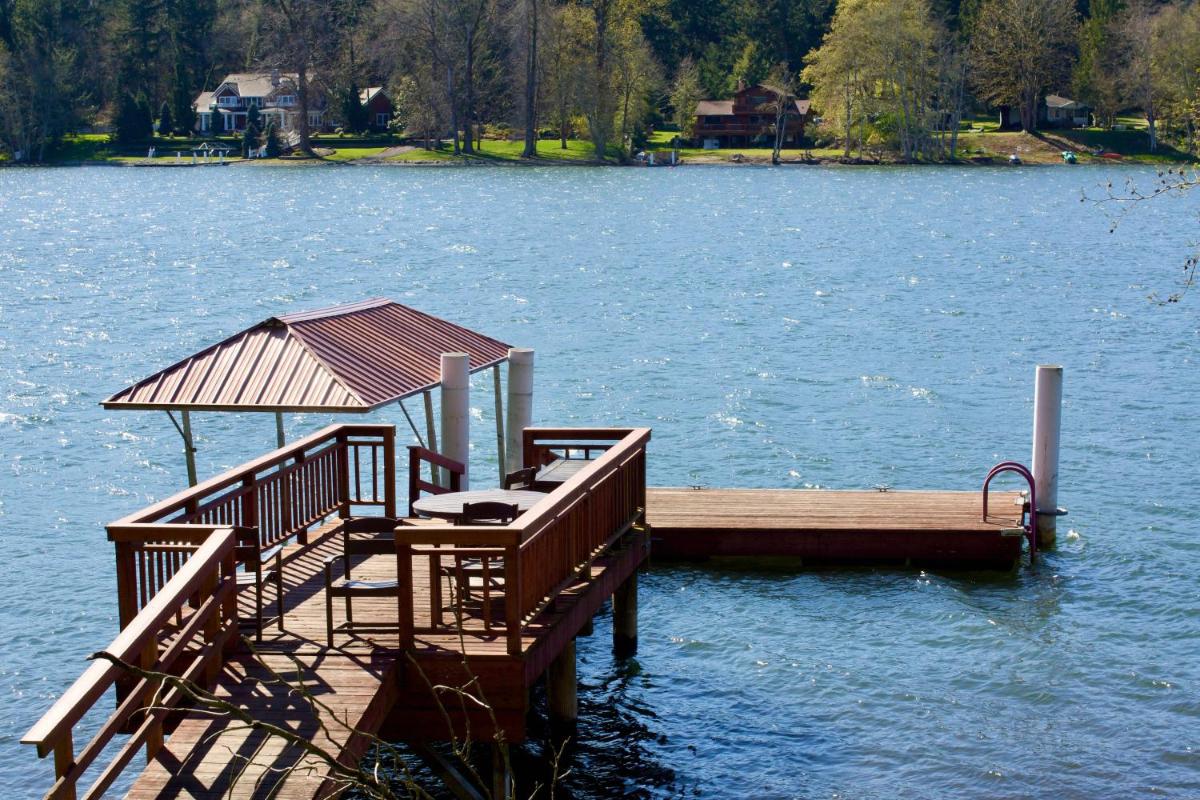 Lakeside Cottage & Hot Tub - Housity
