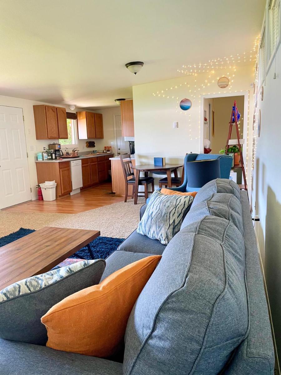 Lakeside Cottage &amp; Hot Tub - Housity