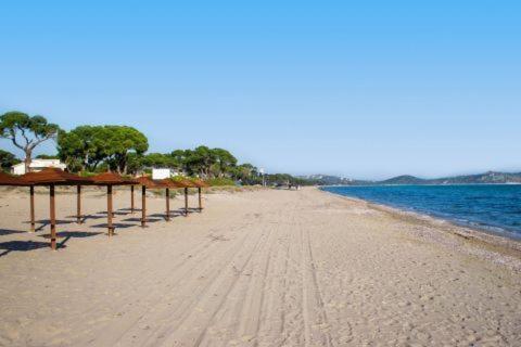Lovely 4 bedrooms villa in schinias - Housity