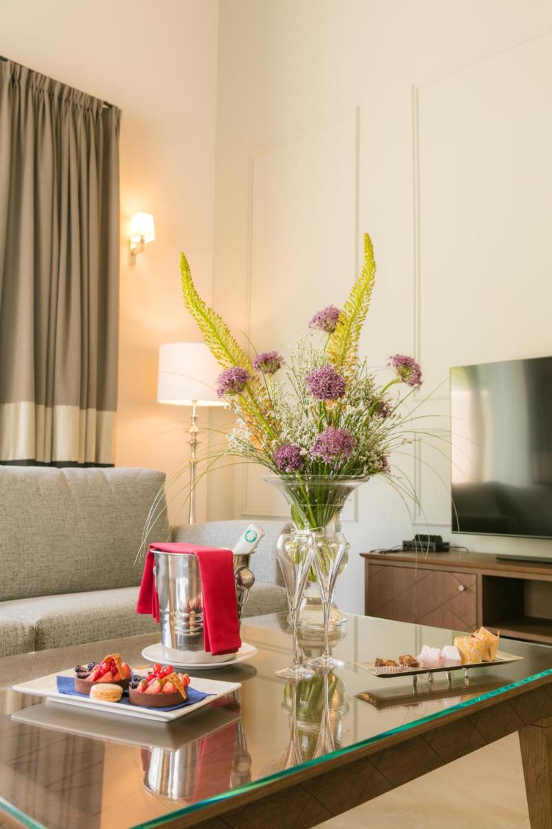 Coin salon dans l'établissement Le Vallon de Valrugues Hotel Spa & Villas