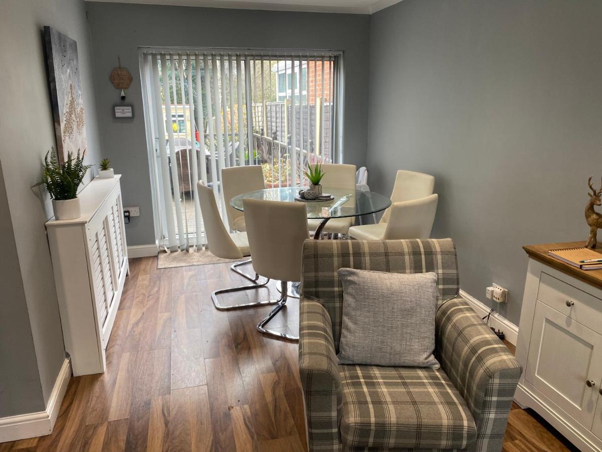 Large Home, Close to BHX, NEC, JLR, 4 Double beds! - Housity