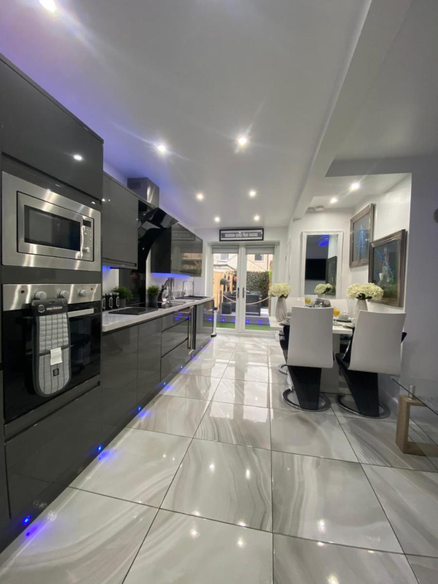 NEW…THE HOTTUB HOUSE BLACKPOOL PLEASURE BEACH - Housity