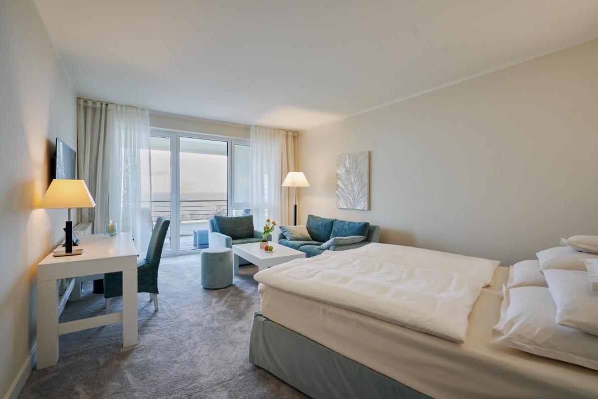 Ein Bett oder Betten in einem Zimmer der Unterkunft Strandhotel Dünenmeer - Adults only