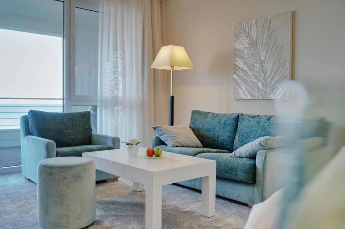 Ein Sitzbereich in der Unterkunft Strandhotel Dünenmeer - Adults only