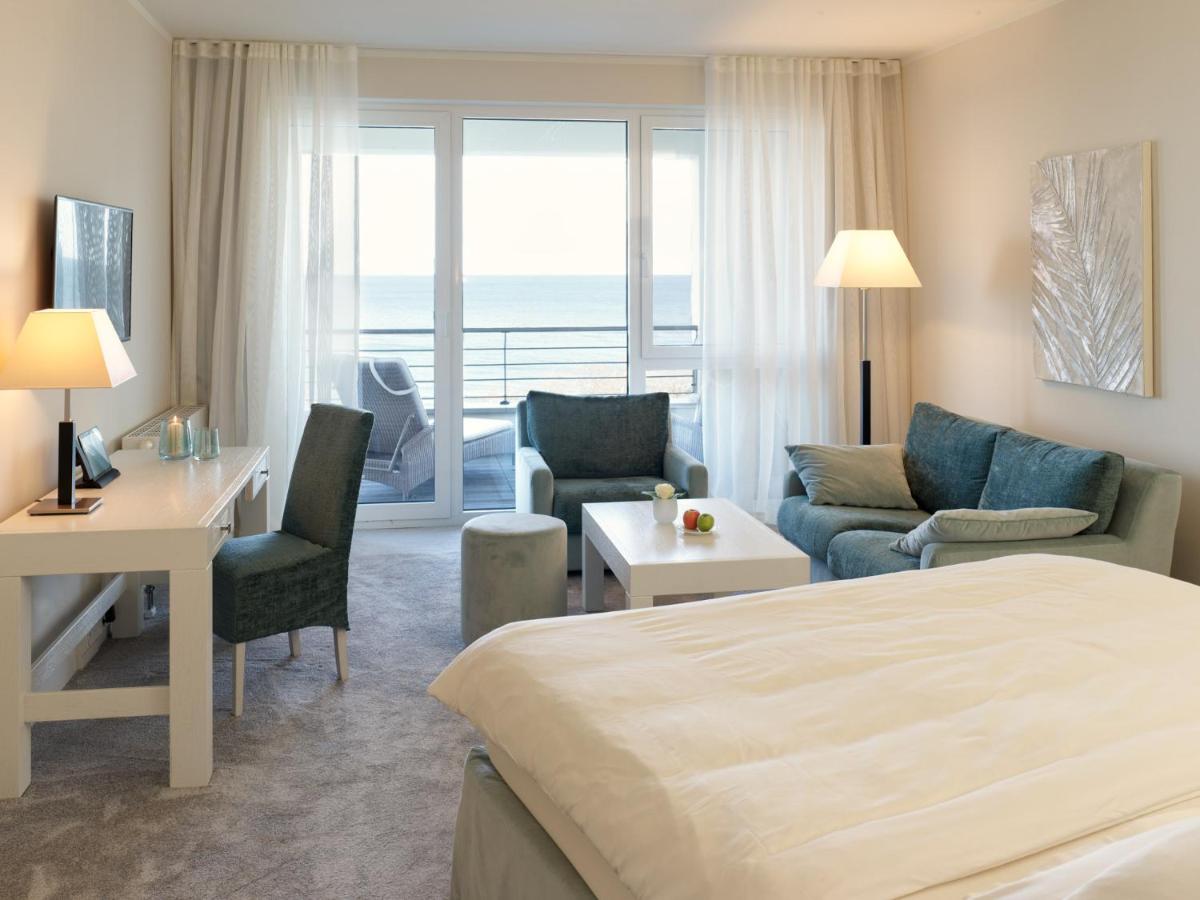 Ein Sitzbereich in der Unterkunft Strandhotel Dünenmeer - Adults only