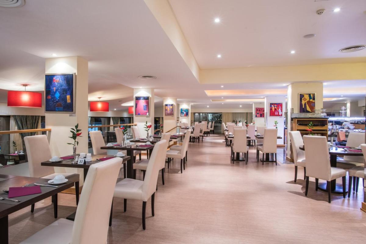 uma sala de jantar com mesas e cadeiras em um restaurante em TUI Blue Gardens - Adults-only - Savoy Signature no Funchal