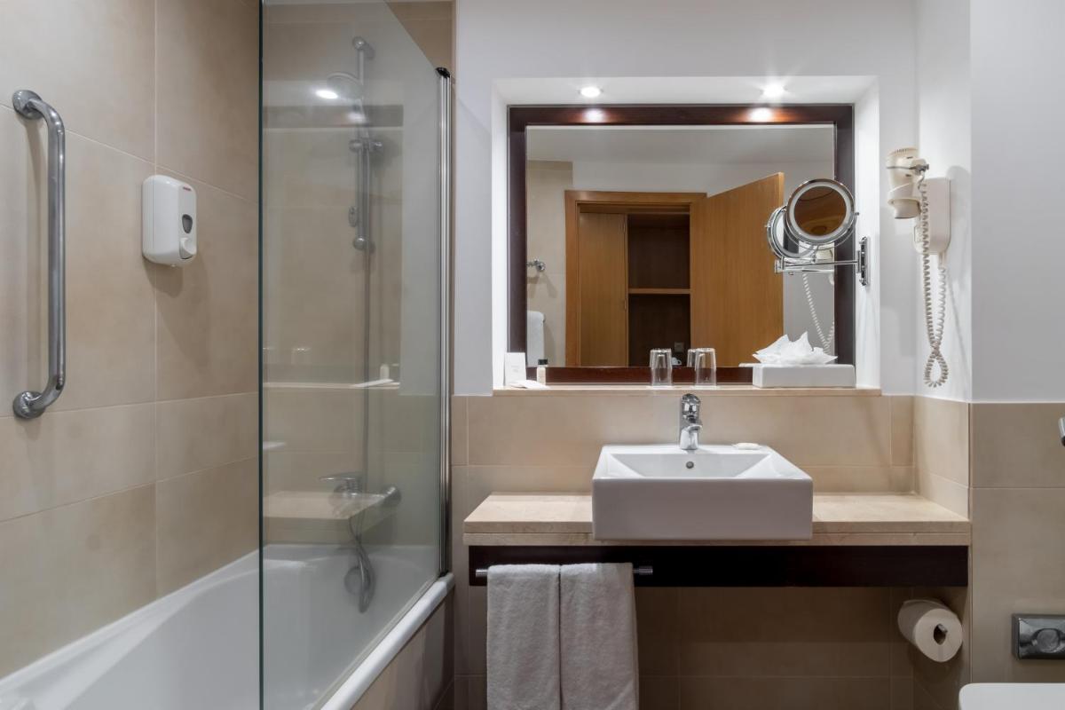 Uma casa de banho em TUI Blue Gardens - Adults-only - Savoy Signature